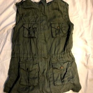 Tinsel Green vest with pockets, removable hood